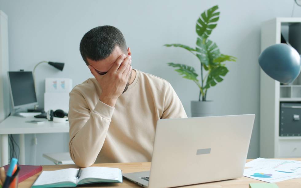 Career Mistakes to Avoid: The Decisions That Quietly Slow Your Professional Growth